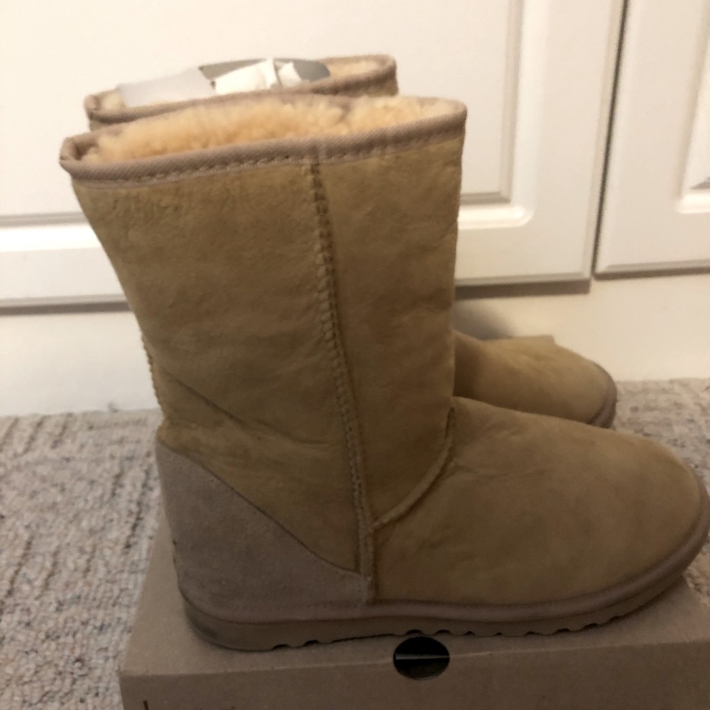 Women’s UGG Authentic Mid shaft Size 10 Tan pre-owned